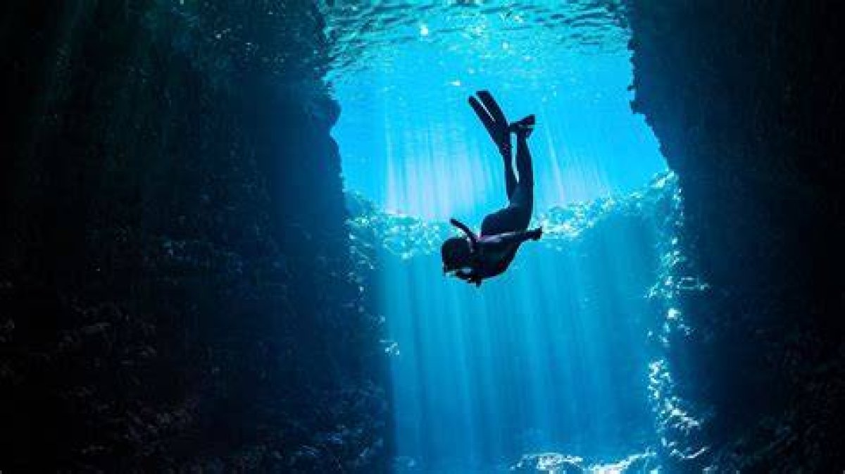 A Deep Dive into Carliz De La Cruz's Instagram